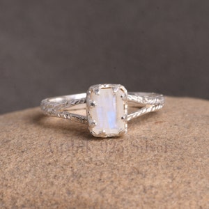 Ring regenboog maansteen 7 x 5 mm - ring met gespleten band - ring voor elke gelegenheid - 925 sterlingzilveren ring - handgemaakte ring - verrassingscadeau voor haar.