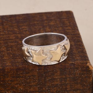 925 Sterling Silber Stern Bandring / zweifarbiger Frauenring / strukturierter himmlischer Schmuck / handgemachter Statementring / Geschenk für die Liebe.