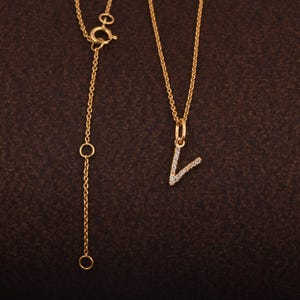 Collar de diamantes en forma de V - Collar de oro amarillo puro de 14 quilates - Joyería de diamantes engastados en pavé - Collar con alfabeto hecho a mano - Regalo para madre.