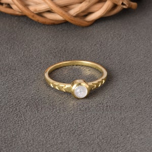 Anillo de piedra lunar arcoíris de fuego azul natural / Anillo de banda con textura / Anillo de oro amarillo sólido de 14 quilates / Regalo sorpresa para hija / Joyas de regalo