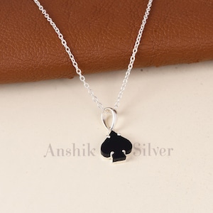 Collana in argento sterling 925 con onice nero - Gioiello con carta da gioco Asso di fiori - Ciondolo con pietra preziosa minimalista - Regalo per gli amanti del poker.