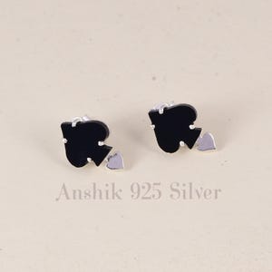 Leuke oorbellen van zwarte onyx / 925 sterlingzilveren hartoorbellen / abstracte liefdesoorbellen / moderne oorbellen / pokersieraden cadeau voor haar.