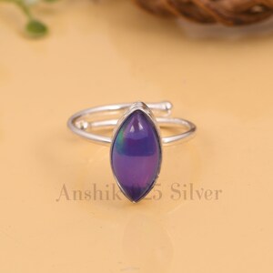 Anel elegante com pedra preciosa opala azul aurora - Anel em formato marquesa - Anel para o dia a dia - Anel de prata ajustável exclusivo - Presente surpresa para aniversário.