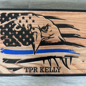 Geschnitztes Holz Adler amerikanisches US-Flagge-Zeichen, dünne blaue Linie, Polizist Strafverfolgung Ersthelfer Akademie Abschluss Ruhestand Geschenk