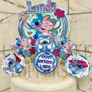 Puede incluir: Un juego de adornos para tartas con Stitch y Angel de la pel&iacute;cula de Disney Lilo & Stitch. El juego incluye un adorno grande con Stitch y Angel abraz&aacute;ndose, un adorno m&aacute;s peque&ntilde;o con Stitch tocando la guitarra, un adorno con Stitch haciendo surf y un adorno con Stitch y Angel sentados juntos. El juego tambi&eacute;n incluye un adorno con el texto "Happy Birthday Linda".