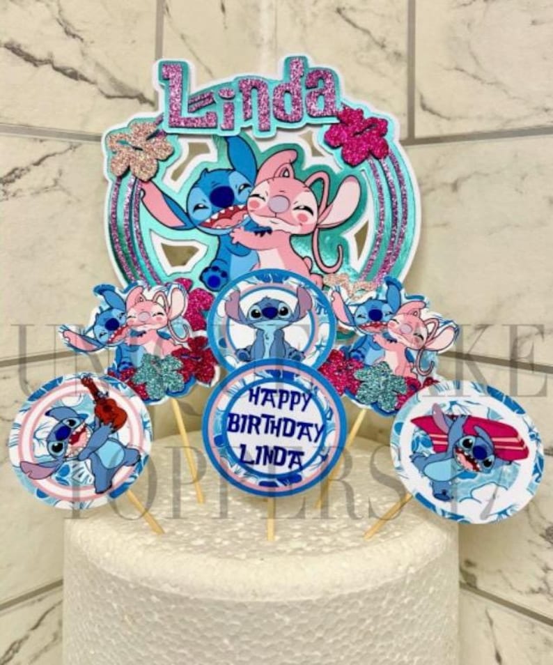 Puede incluir: Un juego de adornos para tartas con Stitch y Angel de la pel&iacute;cula de Disney Lilo & Stitch. El juego incluye un adorno grande con Stitch y Angel abraz&aacute;ndose, un adorno m&aacute;s peque&ntilde;o con Stitch tocando la guitarra, un adorno con Stitch haciendo surf y un adorno con Stitch y Angel sentados juntos. El juego tambi&eacute;n incluye un adorno con el texto "Happy Birthday Linda".