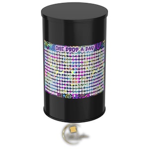 Op de afbeelding: Een zwarte cilindrische container met een deksel. De container heeft een kleurrijke afbeelding met de tekst "ONE DROP A DAY" en een raster van cirkels. De afbeelding heeft een psychedelisch ontwerp met paarse, blauwe en groene accenten.