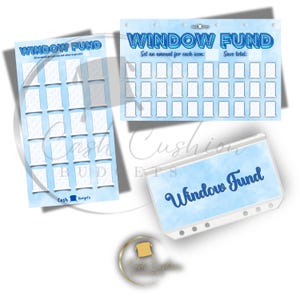 Può includere: Un tracker di fondi per finestre stampabile con uno schema di colori blu e bianco. Il tracker ha 30 quadrati da riempire con un importo in euro per ogni finestra. Il testo "WINDOW FUND" è in blu con un contorno bianco. I testi "Set an amount for each icon" e "Save total" sono in nero.