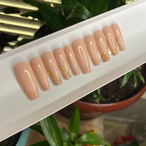 Sandstone | Brown nails | light brown nails
