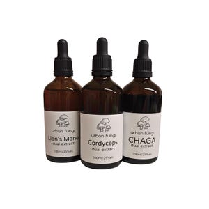 Può includere: Tre bottiglie di vetro ambrato con contagocce neri. Ogni bottiglia ha un'etichetta bianca con la scritta "urban fungi" e un'illustrazione di funghi. Le etichette riportano "Lion's Mane", "Cordyceps" e "CHAGA" con "dual extract" e "100ml/25%alc".