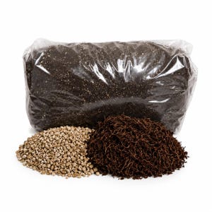 Può includere: Un sacchetto di plastica trasparente riempito di terriccio marrone scuro, accompagnato da un mucchio di granuli di fertilizzante color marrone chiaro e da un mucchio separato di fibra di cocco marrone fibrosa, su sfondo bianco.