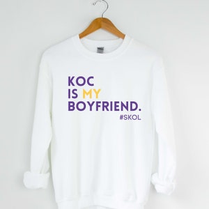 Minnesota Vikings – KOC is My Boyfriend – Moletom SKOL Unissex Heavy Blend Crewneck