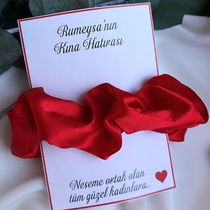 Coletero de satén rojo personalizado para noche de henna turca. Incluye tarjeta personalizada. Regalo único para novias.
