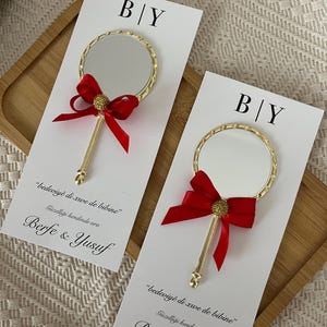 Favor de noche de henna turca – Espejo de mano dorado con lazo rojo y tarjeta personalizada / Kına Gecesi Hediyeliği / Regalo de invitado nupcial