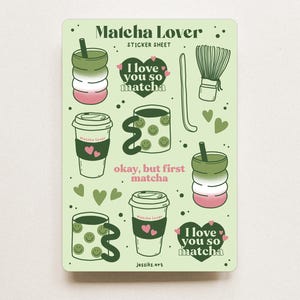 Könnte beinhalten: Ein hellgrünes Stickerbogen mit Matcha-Illustrationen. Designs umfassen Matcha-Getränke, Tassen mit Smiley-Gesichtern, Herzen und die Sätze "Matcha Lover", "I love you so matcha" und "okay, but first matcha."