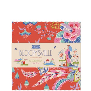 Könnte beinhalten: Ein Charm-Pack aus Stoff mit einem floralen Muster in den Farben Rosa, Blau, Grün und Gelb auf rotem Hintergrund. Der Stoff stammt aus der Tilda Bloomsville Kollektion, Special Edition 2023. Das Pack enthält 42 Stoffquadrate, jedes mit einer Größe von 5 Zoll mal 5 Zoll.