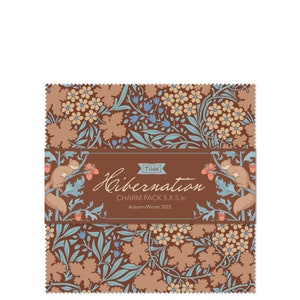Könnte beinhalten: Ein Charm-Pack aus Stoff mit braunem Hintergrund und einem floralen Muster in Blautönen, Braun- und Beigetönen. Der Stoff zeigt ein Eichhörnchen und den Text "Hibernation Charm Pack 5 x 5 in Autumn/Winter 2023".