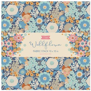 Könnte beinhalten: Ein Stoffstapel mit einem floralen Muster in Blau, Rosa und Gelb auf marineblauem Hintergrund. Der Stoff ist mit "Wallflower" beschriftet und misst 25,4 x 25,4 cm. Das Design beinhaltet Illustrationen von Frauengesichtern zwischen den Blumen.