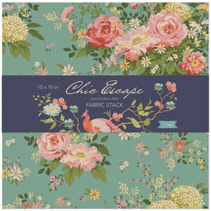 Könnte beinhalten: Ein Stoffpaket mit einem floralen Muster in Rosa-, Grün- und Gelbtönen. Der Stoff ist mit einem Pfau und dem Text "Chic Escape Special Edition 2022 FABRIC STACK Tilda" bedruckt. Das Stoffpaket misst 10 x 10 Zoll.