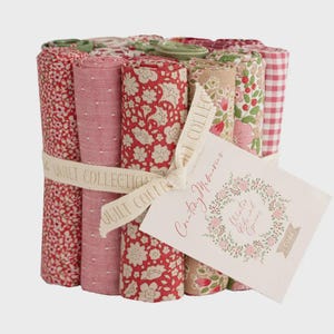 Könnte beinhalten: Ein Bündel gerollter Stoffe in verschiedenen floralen und gemusterten Designs, gebunden mit einem cremefarbenen Band mit der Aufschrift "Quilt Collection". Ein Etikett mit floralem Kranz und Text "Creating Memories Winter Rose and Spices" ist angebracht.