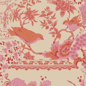 Könnte beinhalten: Ein florales Muster im Vintage-Stil mit rosa und orangefarbenen Blumen und Vögeln auf cremefarbenem Hintergrund. Das Muster wiederholt sich auf mehreren Tellern und erzeugt so einen geschichteten Effekt.