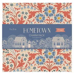 Könnte beinhalten: Ein Charm-Pack aus Stoff mit einem floralen Muster mit blauen und roten Blumen auf cremefarbenem Hintergrund. Das Pack enthält 42 Quadrate mit einer Größe von 5x5 Zoll. Der Stoff ist von Tilda und heißt "Hometown".
