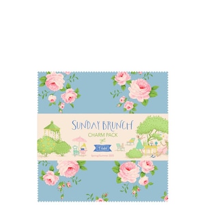 Könnte beinhalten: Ein Charm-Pack aus Stoff mit einem floralen Muster mit rosa Rosen auf hellblauem Hintergrund. Der Stoff ist mit "Sunday Brunch Charm Pack" und "Tilda Frühling/Sommer 2023" beschriftet.