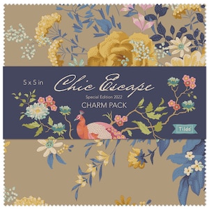 Könnte beinhalten: Ein Charm-Pack aus Stoff mit einem floralen Muster, einem Pfau und dem Text "Chic Escape Special Edition 2022 CHARM PACK" und "Tilda" auf einem blau-weißen Etikett. Der Stoff ist 5x5 Zoll groß.