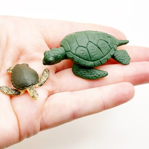 2 Stück Meeresschildkröten, groß und Mini, Diorama Zubehör, kleine Plastik Tiere, Fairy Garten, Wald, Miniaturen, Terrarium Figur, Reh,Erdmännchen