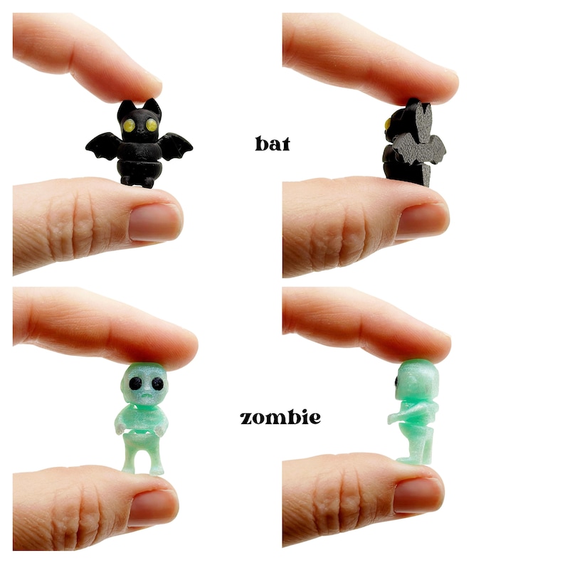 Peut inclure: Une petite figurine de chauve-souris noire aux yeux jaunes et une petite figurine de zombie vert clair translucide aux yeux noirs. La chauve-souris est &eacute;tiquet&eacute;e avec le texte bat et le zombie avec le texte zombie, vus de face et de profil.