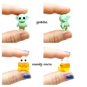 Peut inclure: Une figurine miniature de gobelin vert clair avec de grandes oreilles et un pagne marron, et une figurine miniature de bonbon ma&iuml;s avec un sommet blanc, un milieu orange et une base jaune. Les deux sont vues de face et de profil avec du texte.
