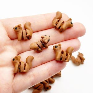 Mini écureuil articulé gigotant imprimé en 3D Miniatures d'animaux de la forêt Fournitures pour diorama de bureau Mini maison de fée bébé écureuil