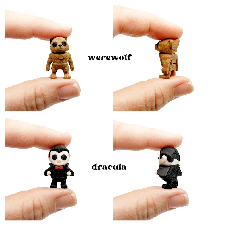 Peut inclure: Deux figurines miniatures, un loup-garou marron et un dracula noir et blanc, chacune montr&eacute;e de face et de profil. Le loup-garou pr&eacute;sente des d&eacute;tails de fourrure textur&eacute;e, tandis que le dracula porte un costume noir, un n&oelig;ud papillon rouge et un visage p&acirc;le. Les &eacute;tiquettes werewolf et dracula sont pr&eacute;sentes.