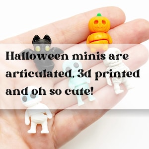 Peut inclure: Un ensemble de quatre petites figurines articul&eacute;es imprim&eacute;es en 3D comprenant une chauve-souris noire, une citrouille orange, un fant&ocirc;me bleu clair et un squelette blanc. Le texte "Halloween minis are articulated, 3d printed and oh so cute!" est superpos&eacute;.