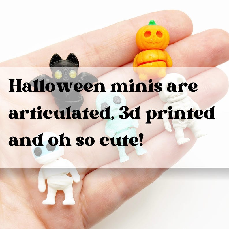 Peut inclure: Un ensemble de quatre petites figurines articul&eacute;es imprim&eacute;es en 3D comprenant une chauve-souris noire, une citrouille orange, un fant&ocirc;me bleu clair et un squelette blanc. Le texte "Halloween minis are articulated, 3d printed and oh so cute!" est superpos&eacute;.