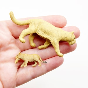 2pc Lion Large and Mini Diorama Supplies Small Plastic Animals Craft Supplies Fairy Garden Miniatures Terrarium Figure Humpback Whale Eel
