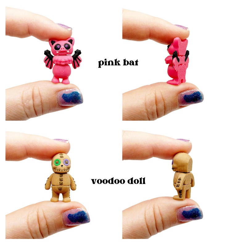 Peut inclure: Une figurine miniature de chauve-souris rose avec des ailes noires et une figurine de poup&eacute;e vaudou beige avec des d&eacute;tails cousus. La chauve-souris rose a de grands yeux et des oreilles pointues, tandis que la poup&eacute;e vaudou pr&eacute;sente une bouche cousue.