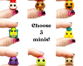Op de afbeelding: Een verzameling van acht miniatuurfiguurtjes met een kerstman, bruine vogel, oranje pompoen, groene avocado, gele ananas, paarse octopus, groen wezen met hersenen en een beige hert, met de tekst Choose 5 minis!