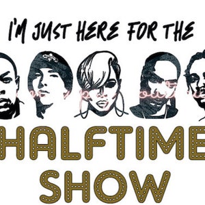 Op de afbeelding: Zwart-witte illustratie van vijf mensen met de tekst "I'm just here for the halftime show" erboven.