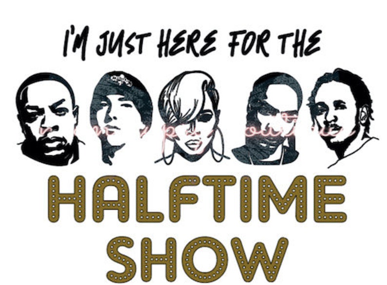 Op de afbeelding: Zwart-witte illustratie van vijf mensen met de tekst "I'm just here for the halftime show" erboven.