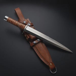 Fantasy Daggers for men handmade d2 steel daggers