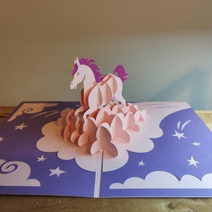 Biglietto pop-up con unicorno di compleanno