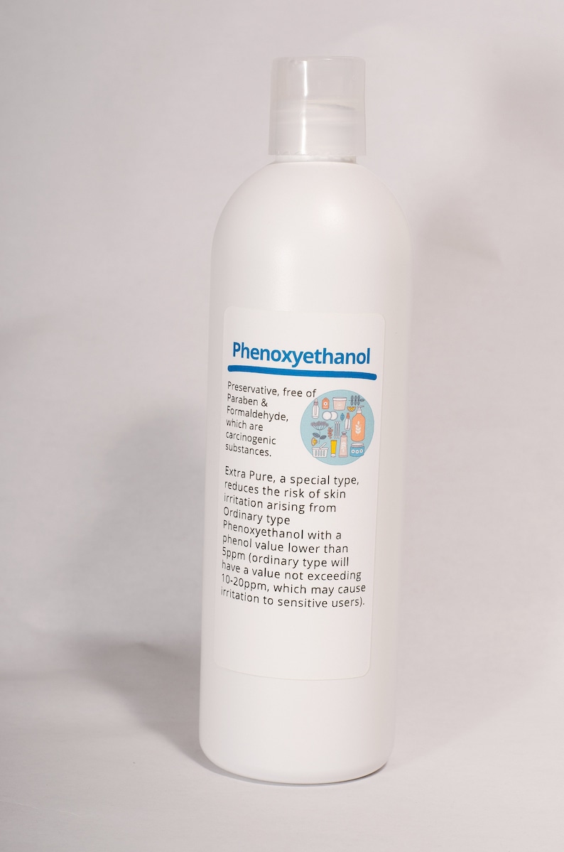 Puede incluir: Una botella de pl&aacute;stico blanca con una etiqueta azul que dice "Phenoxyethanol". La etiqueta describe el producto como un conservante, libre de parabenos y formaldeh&iacute;do, y un tipo especial que reduce el riesgo de irritaci&oacute;n de la piel.