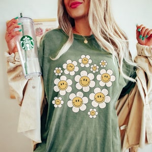 Comfort Colors Smiley Face Shirt Retro Daisy T Shirt Emoji Shirt Summer Tee Boho Smile Shirt Vintage Happy Face Shirt Cute Flower Shirt