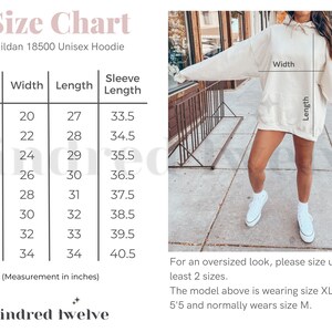 K&ouml;nnte beinhalten: Gr&ouml;&szlig;entabelle f&uuml;r einen Unisex-Hoodie, die die Ma&szlig;e in Zoll f&uuml;r Breite, L&auml;nge und &Auml;rmell&auml;nge f&uuml;r die Gr&ouml;&szlig;en S bis 5XL zeigt. Die Tabelle enth&auml;lt ein Foto einer Person, die einen Hoodie in Gr&ouml;&szlig;e XL tr&auml;gt.