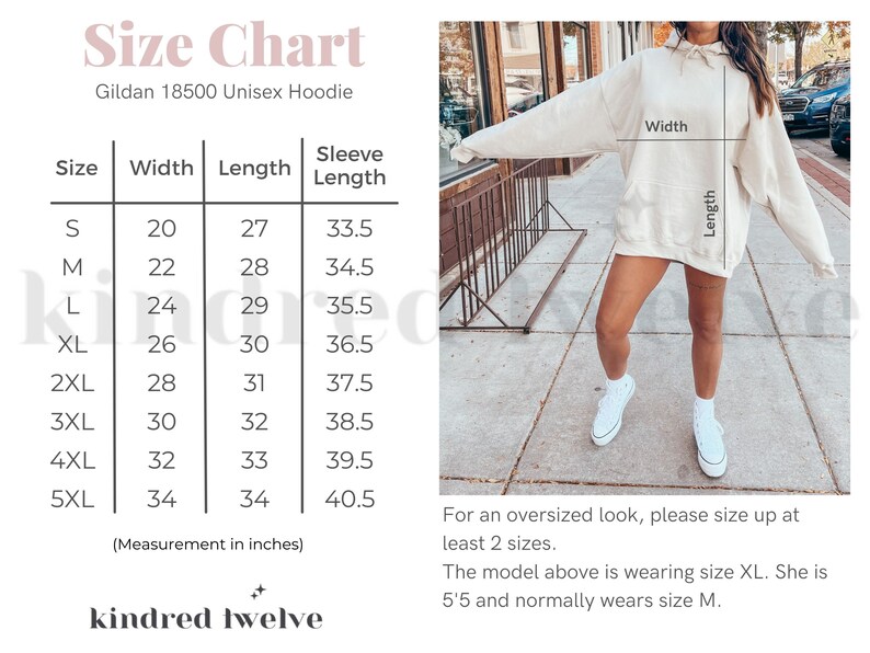 K&ouml;nnte beinhalten: Gr&ouml;&szlig;entabelle f&uuml;r einen Unisex-Hoodie, die die Ma&szlig;e in Zoll f&uuml;r Breite, L&auml;nge und &Auml;rmell&auml;nge f&uuml;r die Gr&ouml;&szlig;en S bis 5XL zeigt. Die Tabelle enth&auml;lt ein Foto einer Person, die einen Hoodie in Gr&ouml;&szlig;e XL tr&auml;gt.