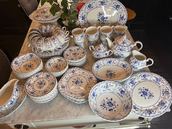 Wonderful Vintage Johnson Brothers Indies Pattern Dishes Large