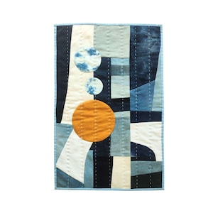 Dżinsowa patchworkowa zawieszka ścienna, abstrakcyjna sztuka ścienna, indygo shibori, ochra, nowoczesna geometryczna aplikacja