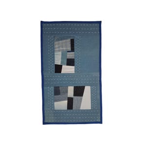 Painel de parede acolchoado, arte têxtil de parede em patchwork de jeans reciclado, colcha moderna média feita à mão, acolchoada à mão.