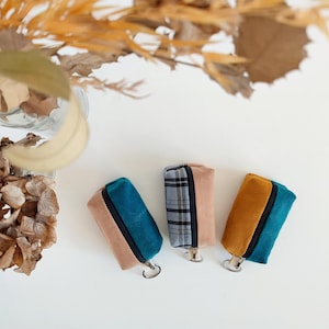 Mini astuccio con cerniera, piccolo portachiavi porta monete, custodia per auricolari, realizzato con materiali riciclati, regalo unico fatto a mano, utile riempitivo per calze